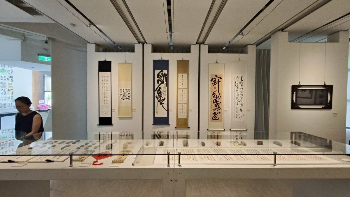 屏師校友自6/5至6/26在明宗書法藝術館舉辦聯展，參展者皆累積數十年之書寫功力，揚名於書法界，此次展覽內容多以彰顯屏師精神及屏東在地文化為主，展品多元而各見風貌，精彩可期。 圖：黃博郎／攝
