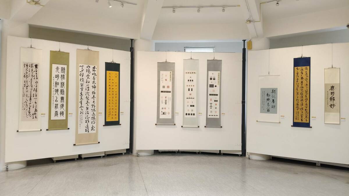 屏師校友自6/5至6/26在明宗書法藝術館舉辦聯展，參展者皆累積數十年之書寫功力，揚名於書法界，此次展覽內容多以彰顯屏師精神及屏東在地文化為主，展品多元而各見風貌，精彩可期。 圖：黃博郎／攝