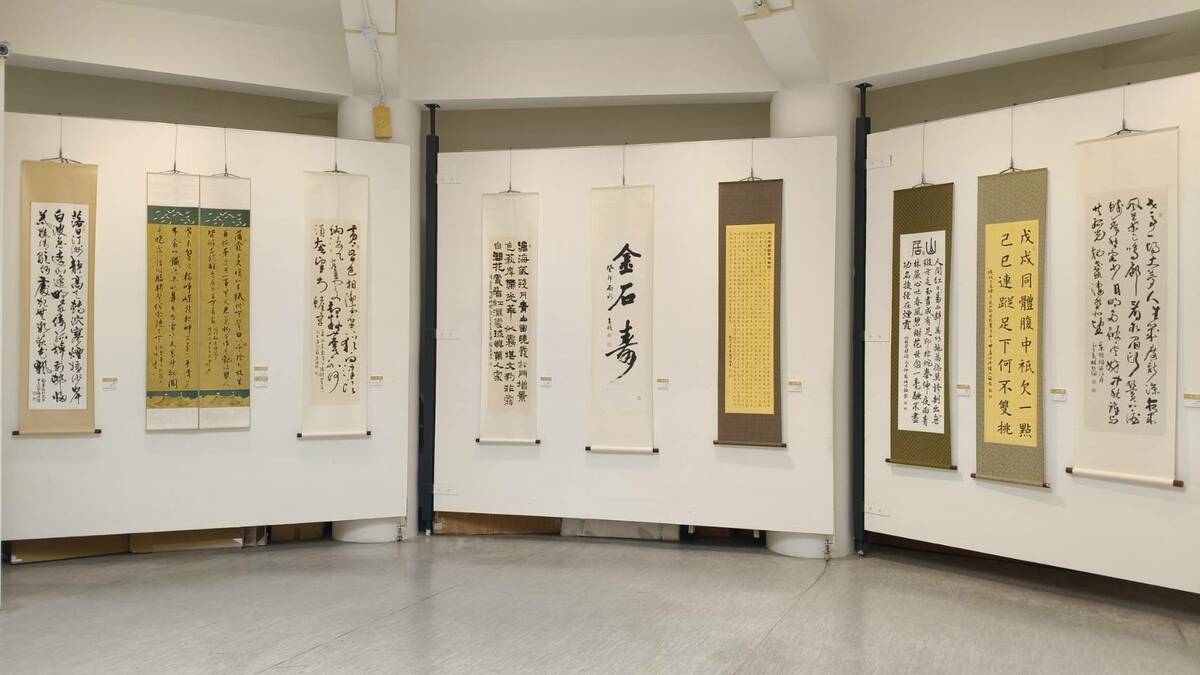 屏師校友自6/5至6/26在明宗書法藝術館舉辦聯展，參展者皆累積數十年之書寫功力，揚名於書法界，此次展覽內容多以彰顯屏師精神及屏東在地文化為主，展品多元而各見風貌，精彩可期。 圖：黃博郎／攝