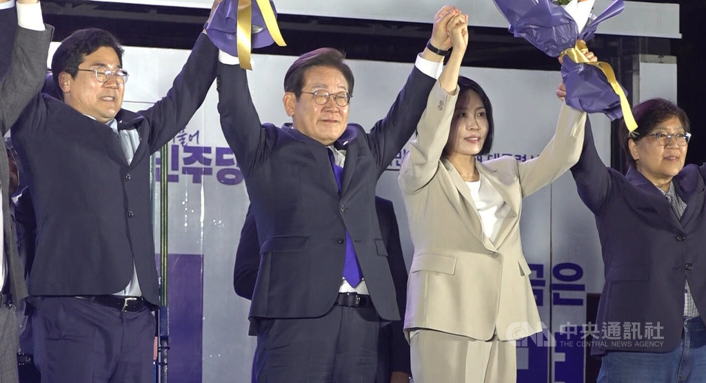 韓國總統當選人李在明（左2）4日凌晨前往支持者集會，與夫人金惠京（右2）一同致意。中央社記者廖禹揚首爾攝 114年6月4日 圖：中央社提供