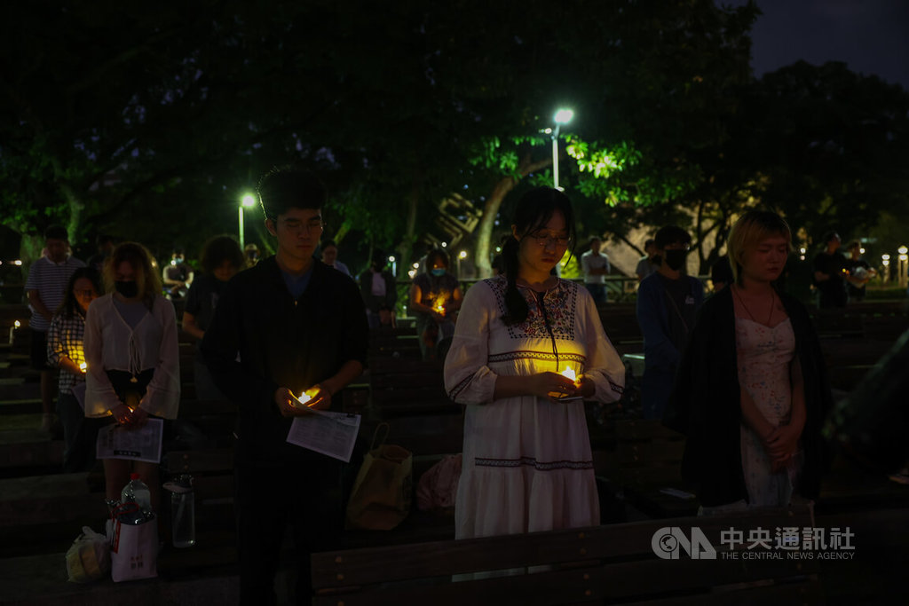六四天安門事件36週年，台灣有多處舉辦悼念追思活動，其中由在台港人於台北228和平公園發起的燭光晚會4日晚間登場，與會者手持燭光默哀。 圖：中央社