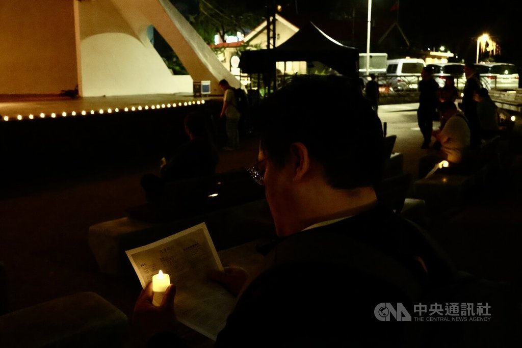 在台港人4日晚間在台北二二八和平公園舉辦六四燭光晚會。圖為民眾手持燭光為六四死難者默哀。 圖：中央社