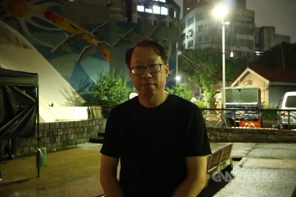 在台港人4日晚間在台北二二八和平公園舉辦六四燭光晚會。協辦活動的香港前荃灣區議員賴文輝（圖）表示，此次活動是以維園晚會的形式為藍本，再加入年輕人的意見及本土元素。 圖：中央社