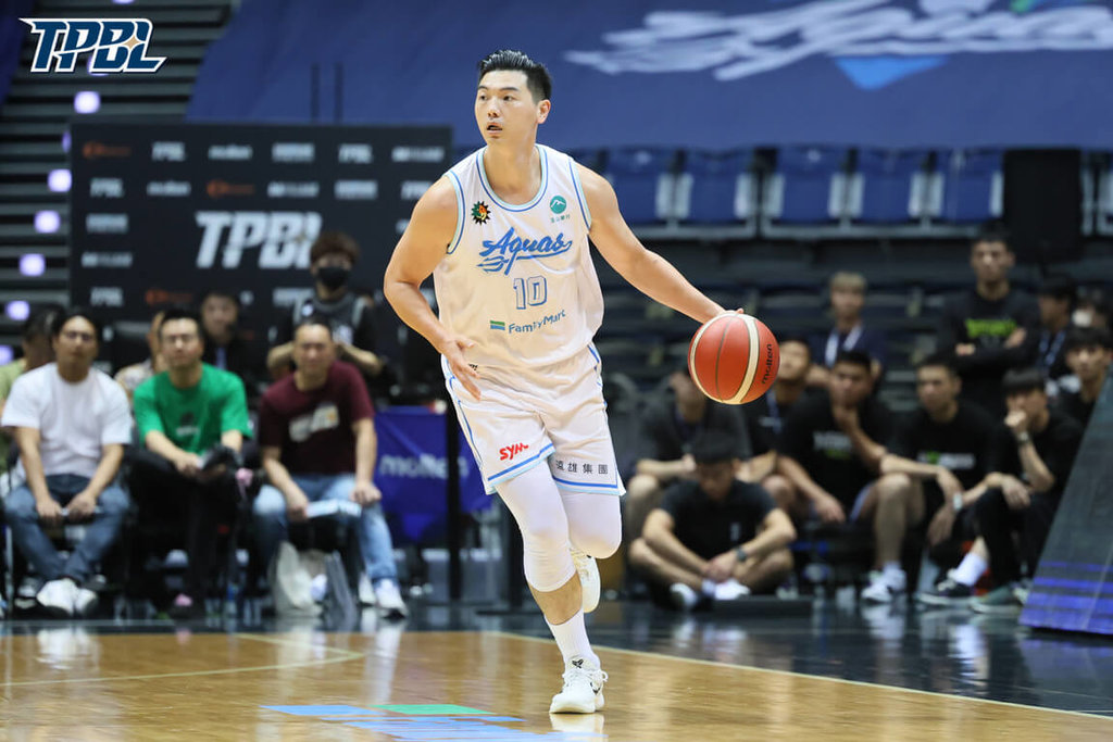 台灣職業籃球大聯盟（TPBL）高雄全家海神隊4日在主場迎戰福爾摩沙夢想家隊，靠著當家前鋒胡瓏貿（持球者）攻下全場最高23分，終場以88比79拿勝，在季後賽系列戰取得3比0聽牌優勢。（TPBL提供）中央社記者陳容琛傳真  114年6月4日