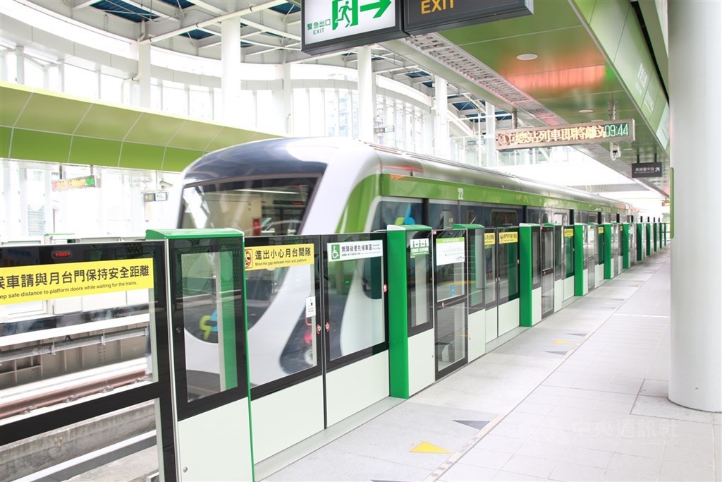 台中捷運綠線4日晚間文心櫻花站與市政府站區間轉轍器發生異常，一度造成雙向列車延誤，經中捷公司派員搶修已恢復正常營運，各站將受理未完成旅程的旅客退票，發生原因尚在查證釐清。 圖：中央社提供