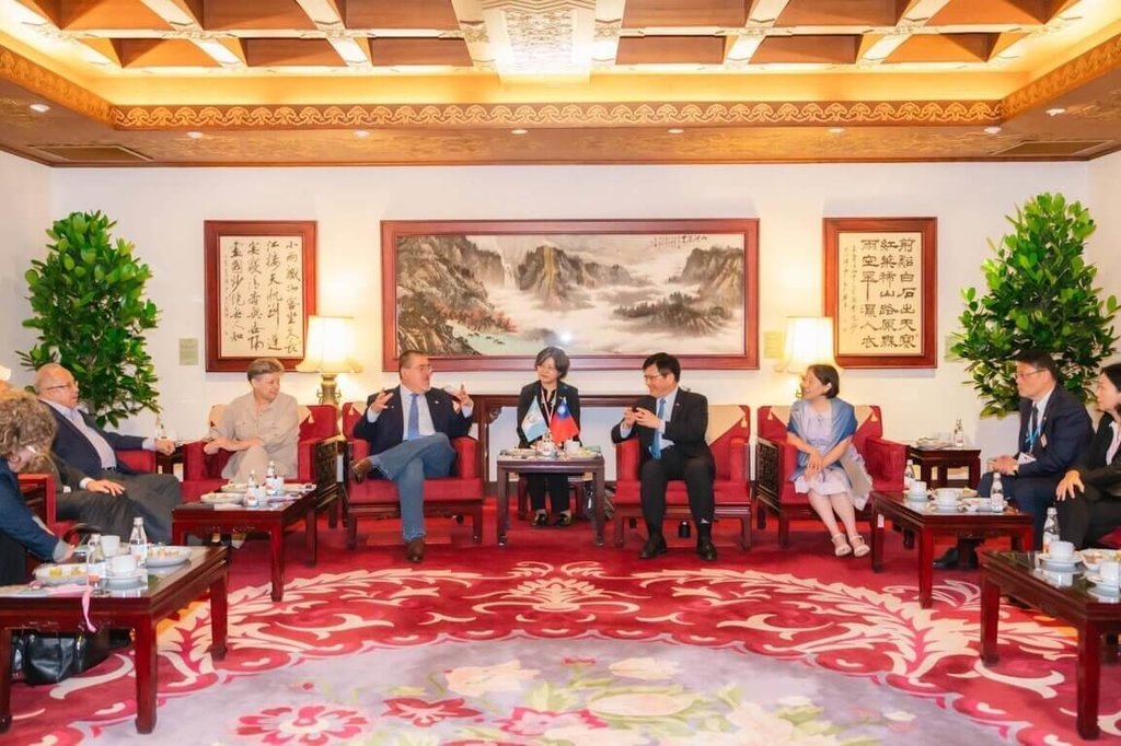 外交部長林佳龍夫婦（右4、右3）4日歡迎瓜地馬拉共和國總統阿雷巴洛（Bernardo Arévalo，另譯：阿雷瓦洛）伉儷（左4、左3）率團來台國是訪問。 圖：外交部提供