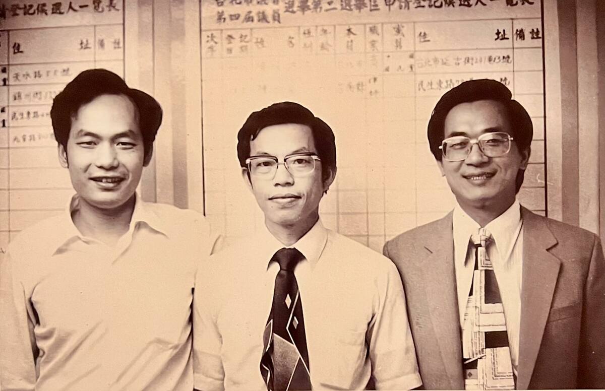 前總統陳水扁貼出林正杰(左）、謝長廷(中）與陳水扁登記市議員選舉後合照。 圖：陳水扁臉書