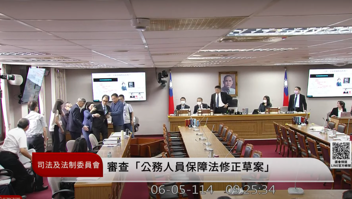 考試院秘書長劉建忻備詢時，因體力不支暈眩昏倒，遭眾人攙扶回到座位。 圖：翻攝自國會頻道