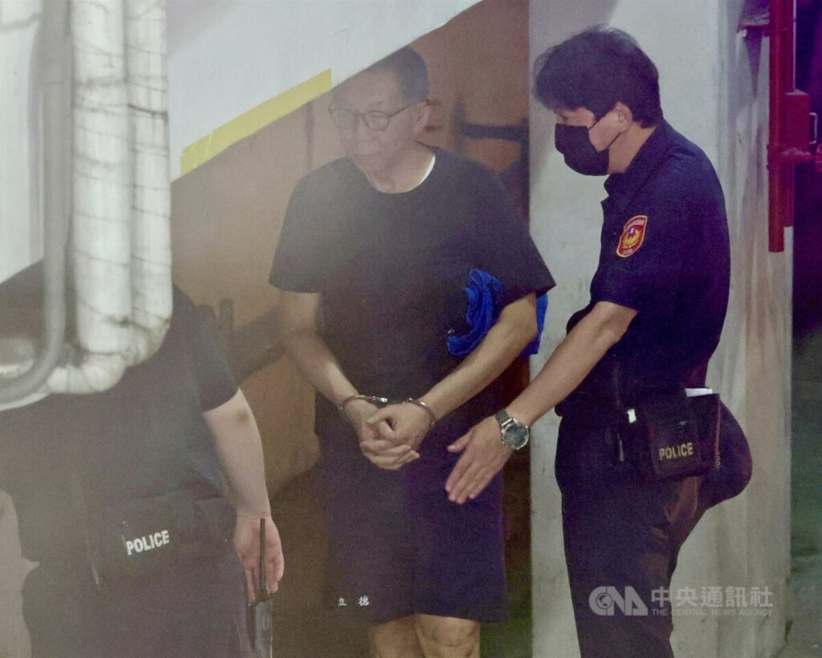 台北地方法院5日開庭審理京華城案，提訊在押的前台北市長柯文哲（中）出庭。中央社記者張皓安攝  114年6月5日