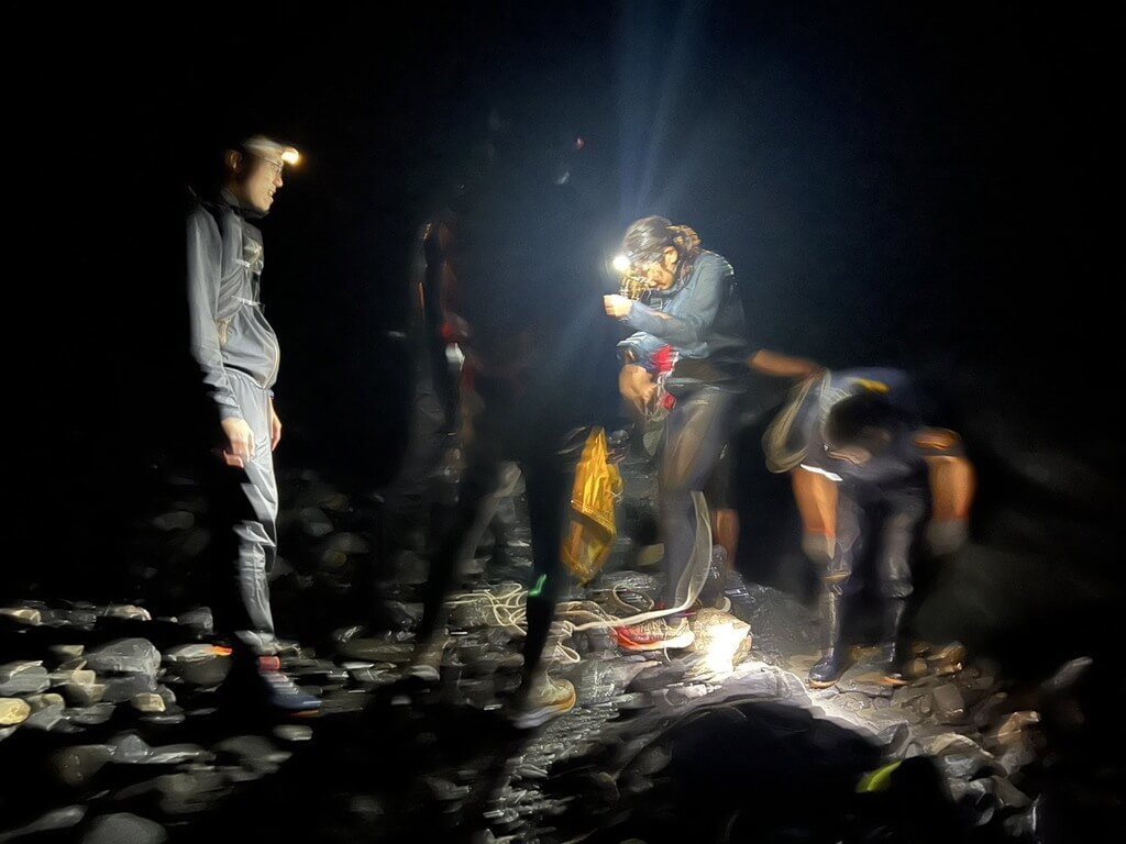 南投縣仁愛鄉武界林道日前發生山友受困事件，4名山友下山準備前往栗溪壩和包車司機會合下山，卻遇到溪水暴漲，員警獲報到場架設繩索橋，救出4名山友，過程中1名女山友因重心不穩險些被沖倒，場面驚險。（警方提供）中央社記者吳哲豪傳真 114年6月5日