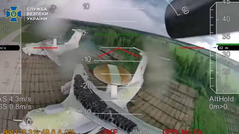 部分軍機擺放著許多輪胎，似乎是想要避免被偵測到 。 圖：翻攝烏克蘭安全局YouTube