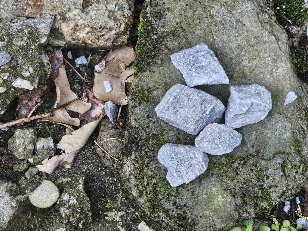 亞泥花蓮新城山礦區4日進行例行爆破，因火藥量估算錯誤，大量碎石飛出，波及民宅等6處受損。亞泥已緊急暫停爆破作業，並允諾賠償。（民眾提供）中央社記者張祈傳真  114年6月5日