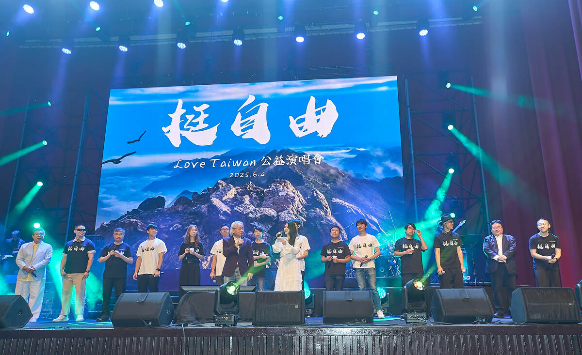 印太戰略智庫執行長矢板明夫為了紀念六四36週年，以及捍衛自由與台灣主體性，4日晚間在台北國際會議中心舉辦「挺自由愛台灣」公益音樂會。 圖：印太戰略智庫提供