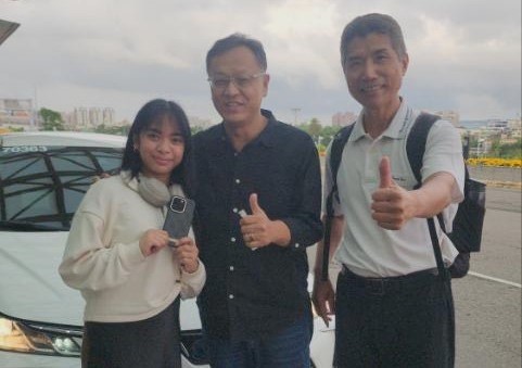 T處長之女(左)尋獲手機後與王智勇(右)、大都會計程車李姓駕駛(中)合影。 圖：高雄市政府警察局/提供