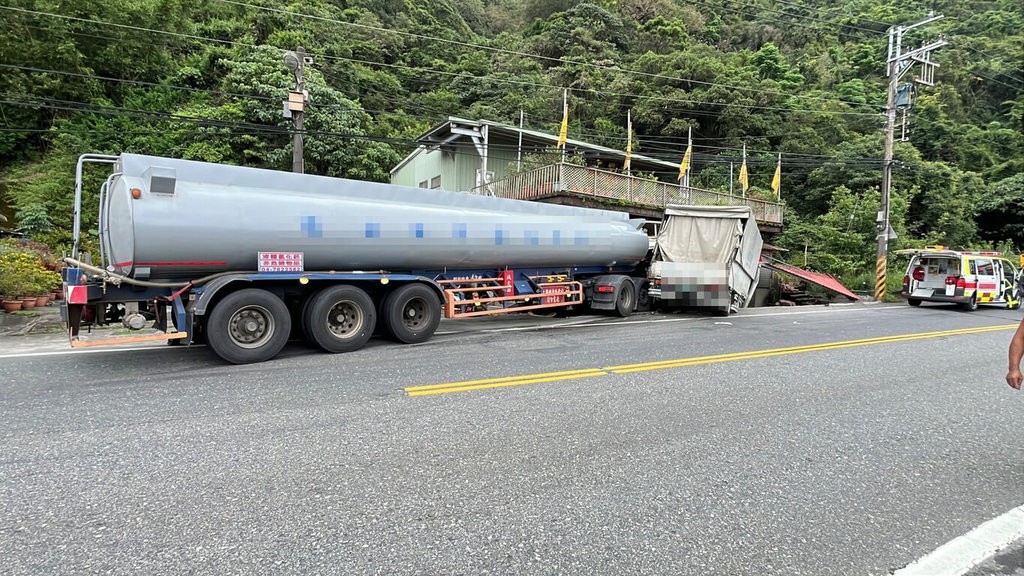 宜蘭縣頭城鎮台2線116公里處，5日上午11時許發生1輛槽罐車疑撞上貨車後衝入民宅事故，槽罐車駕駛受困車內消防搶救送醫，貨車內2名男子則自行脫困送醫。（讀者提供）中央社記者王朝鈺傳真 114年6月5日