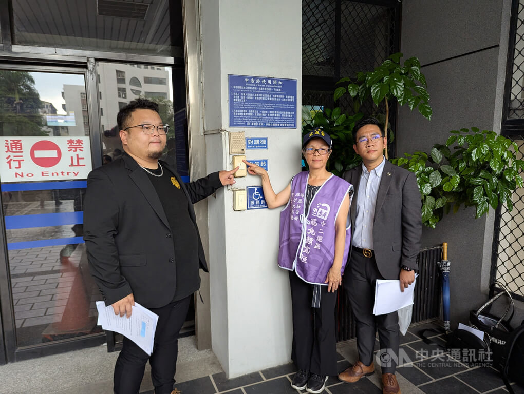 罷免國民黨立委顏寬恒的民團指控，有志工日前在台中市霧峰區收件時，遭1名男子以髒話辱罵、指控收錢，且作勢用安全帽攻擊驅趕，民團5日到地檢署按鈴提告。中央社記者蘇木春攝  114年6月5日