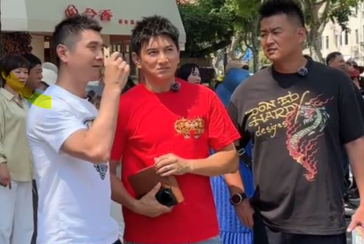 近期有網友在路上巧遇吳奇隆（中），發現他左手無名指仍戴著婚戒，間接打臉婚變傳聞。 圖：翻攝自微博