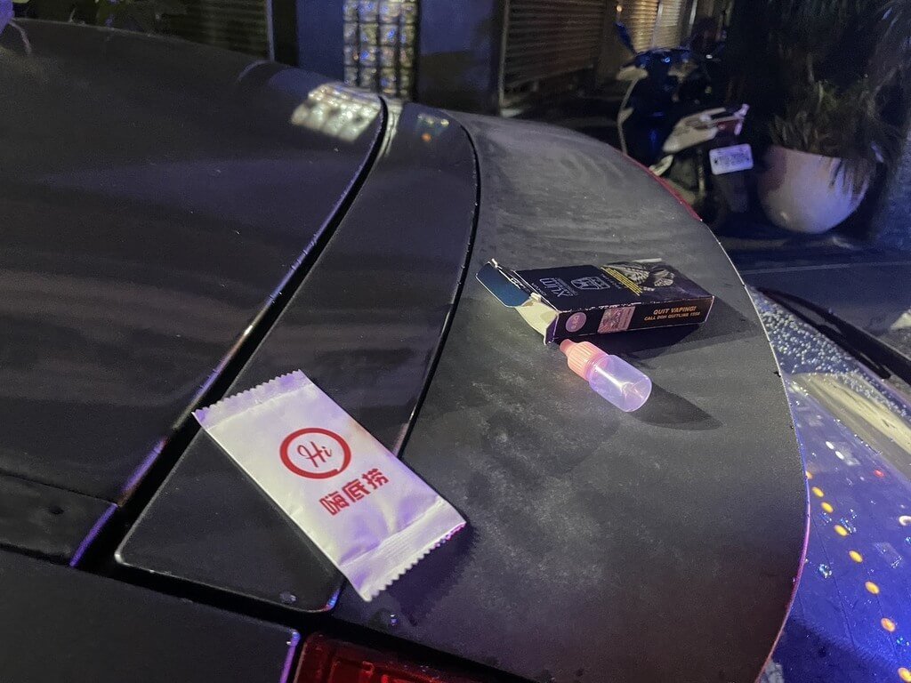 陳姓男子5日凌晨駕車途經台南市北區西門路時，因變換車道未打方向燈被警方攔查，當場搜出毒品咖啡包、依托咪酯以及已使用的電子煙彈等，警方訊後依法送辦。（台南市警察局提供）中央社記者張榮祥台南傳真  114年6月5日