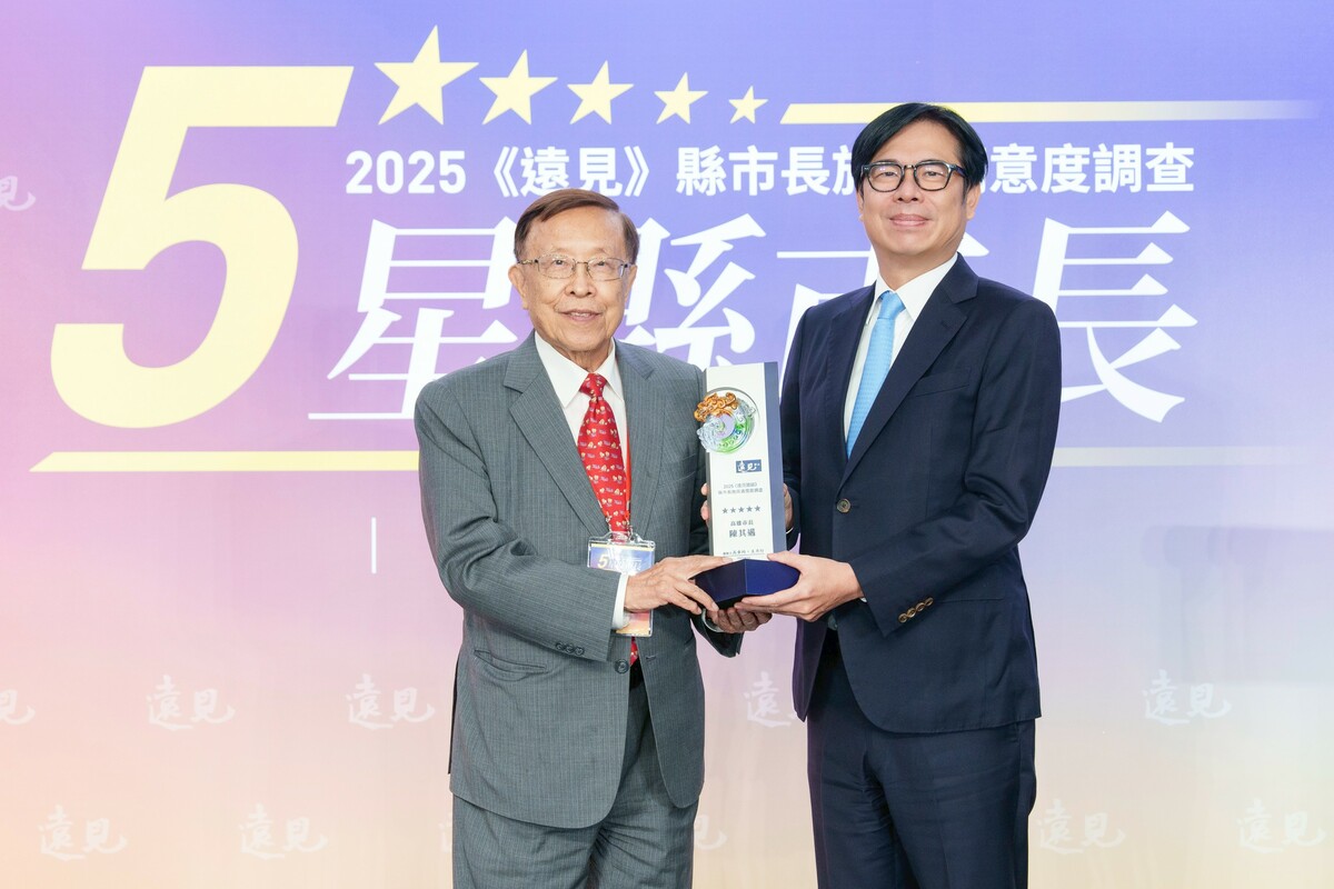 陳其邁(右)從「遠見•天下文化」創辦人高希均(左)手中接下五星市長獎盃。 圖：高雄市政府/提供