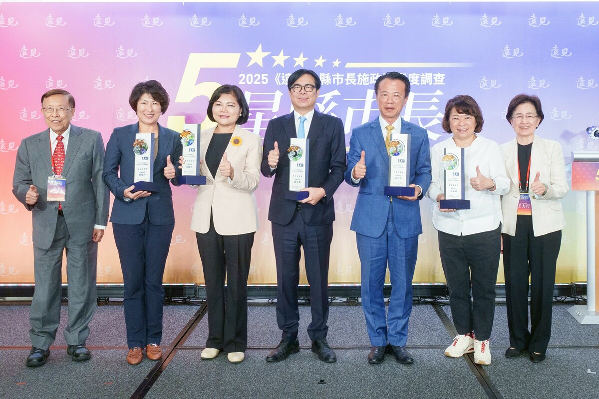 高希均(左一)與陳其邁(中)等獲獎縣市長或代表合影。 圖：高雄市政府/提供