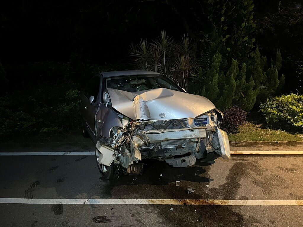 金門縣5日凌晨有一輛自小客車自撞路燈，車頭毀損嚴重。警方獲報到場後，現場僅有一名傷患自稱乘客，酒測值超標，但卻不願告知實際駕駛人身分，警方持續追查中。（金門縣警察局金湖分局提供）中央社記者吳玟嶸傳真  114年6月5日