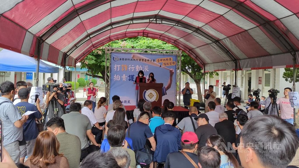 法務部行政執行署台中分署5日舉辦變價法拍會，拍賣因案查扣8輛進口車，吸引30多組人登記競標，最後有4輛成功拍出，變價新台幣1021萬元。中央社記者蘇木春攝  114年6月5日