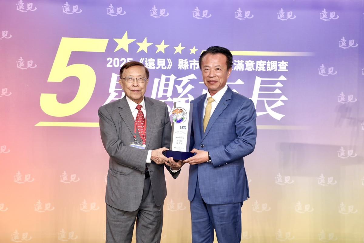 嘉義縣長翁章梁（右）第4度榮獲「五星縣長」殊榮。 圖：嘉義縣政府提供