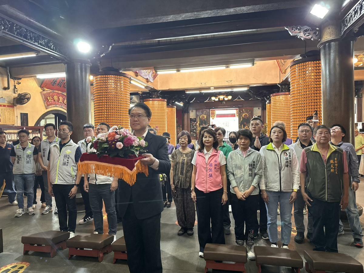 林右昌赴花蓮帝君廟聖天宮參香祈福 圖：民進黨提供