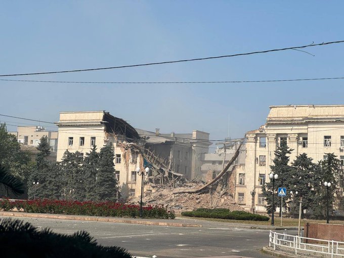 為了對烏軍先前打擊俄羅斯境內目標的行動進行報復，俄軍近期接連針對烏克蘭的赫爾松、哈爾科夫等城市發起襲擊，導致大量烏克蘭民眾受傷。 圖：翻攝自 @NOELreports X 帳號