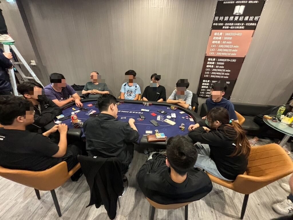 嘉義縣警方接獲通報，民雄某大學旁有人經營德州撲克賭博，吸引大學生賭客，3日持搜索票查緝，查獲現場負責人、荷官、賭客等21人送辦。（警方提供）中央社記者蔡智明傳真  114年6月6日