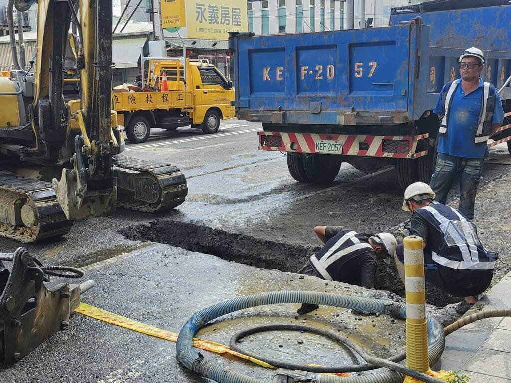 台南市永康區中正北路一帶5日晚上瓦斯外洩，警消封鎖周邊數個街區，連夜開挖約10小時尋獲外洩管線更換補修，市府將依法究責並助店家求償。（台南市政府提供）中央社記者張榮祥台南傳真 114年6月6日