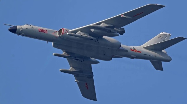 根據國防部通報，在越南軍艦通過台海當天，解放軍共派出 33 架次軍機與 7 艘次軍艦，在台海周邊執行軍事活動。 圖：翻攝自 騰訊網 軍武次位面