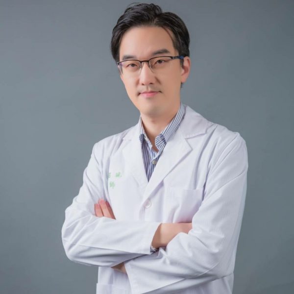 女子打牛奶針後昏迷未醒，衛生局稽查無人應門，傳負責醫師吳紹琥失聯，案件已由檢警偵辦並啟動調查程序。 圖：翻攝自法瑞醫美網站