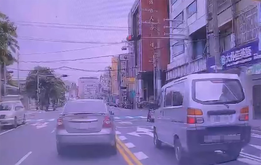 王姓男子5日在彰化縣員林市開車接連闖紅燈、逆向行駛還拒檢，警方追捕攔截，初步已排除酒駕，除依公共危險罪嫌送辦，也將依法告發17張違規罰單。（民眾提供）中央社記者鄭維真傳真  114年6月6日