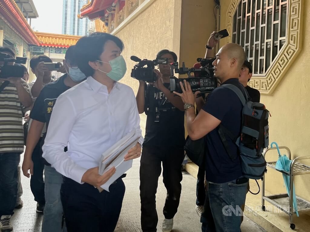 新北市三峽區日前發生重大車禍，涉肇事余姓駕駛傷重不治，檢警6日近中午時抵達新北市立殯儀館，會同法醫解剖遺體以釐清死因。中央社記者趙敏雅攝  114年6月6日