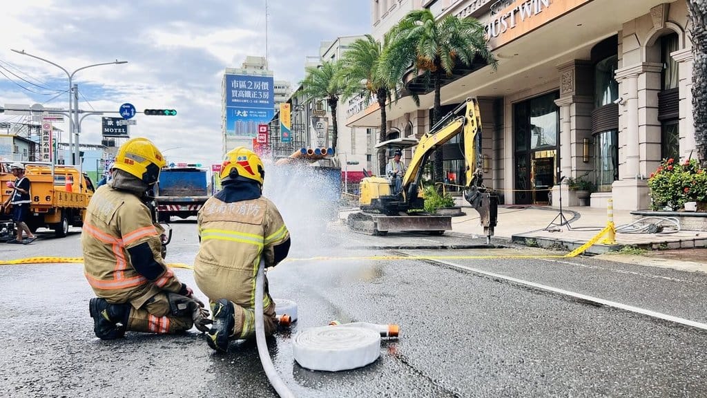 台南市永康區中正北路一帶5日晚間瓦斯外洩，警消封鎖周邊數街區，消防人員到場布水線持續防護，6日尋獲外洩管線並完成更換檢測後恢復通車。（台南市政府提供）中央社記者張榮祥台南傳真  114年6月6日