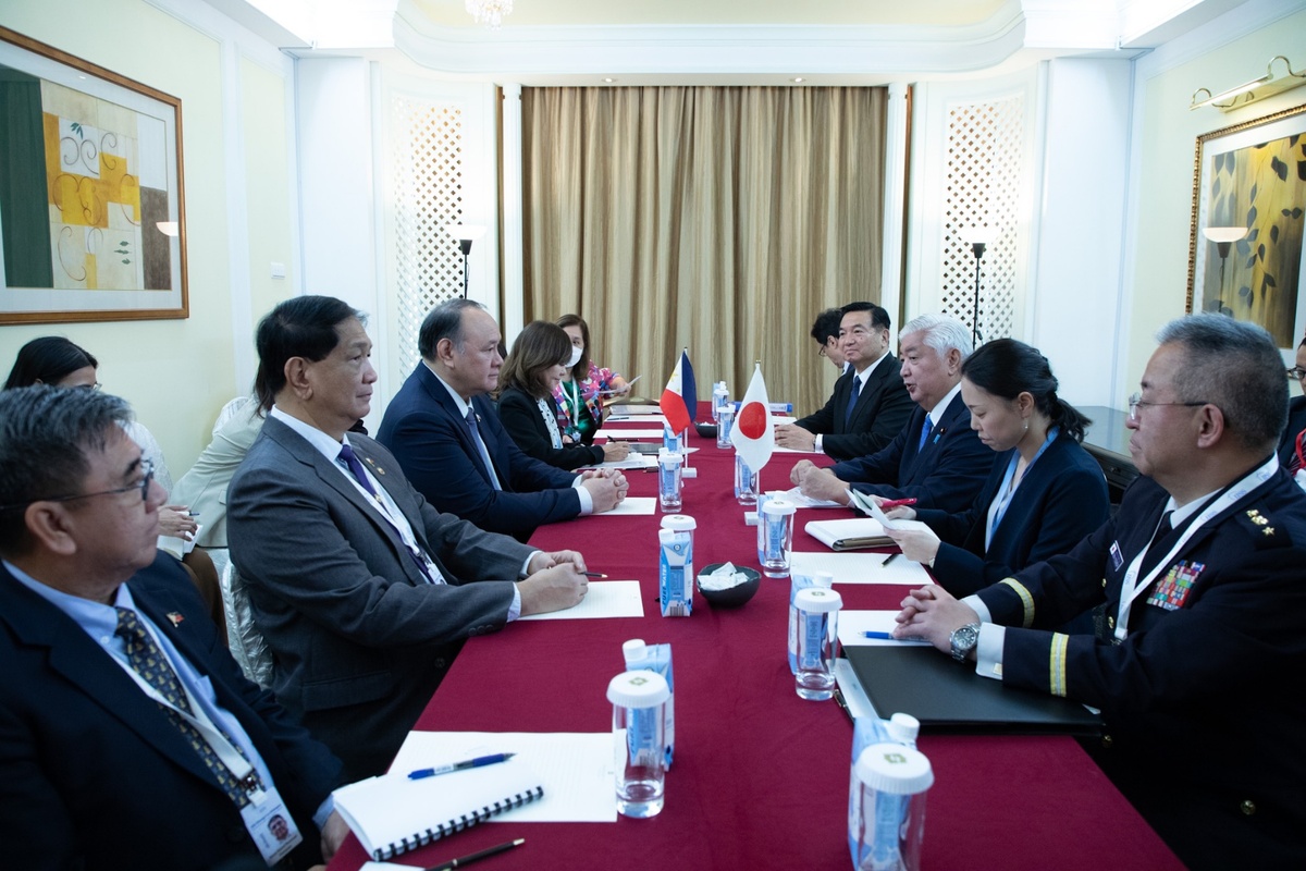 日本防衛大臣中谷元（右排中間白髮者）和菲律賓國防部長特奧多羅（左排中間）在香格里拉對談時曾率雙方人員會晤 圖：翻攝自菲律賓國防部的Ｘ