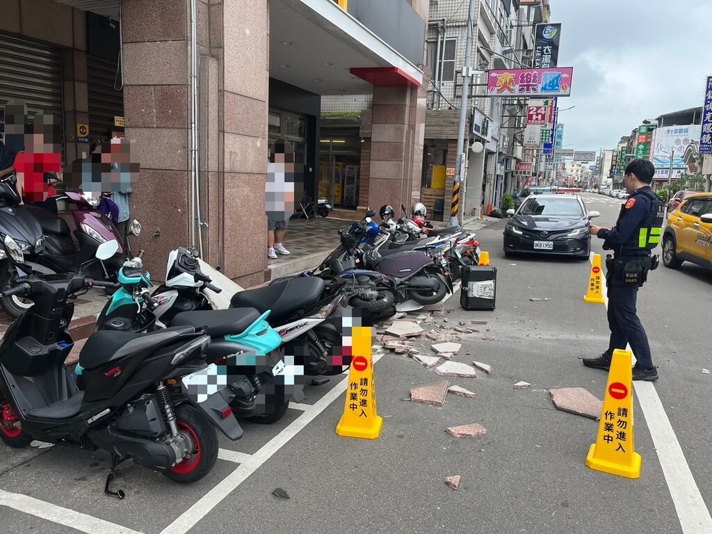 苗栗市中山路鯨友百貨大樓6日中午發生外牆裝飾花崗石崩落意外，下方停放在路邊的6部機車遭砸中受損，所幸當時無人員經過，未釀傷亡。（警方提供）中央社記者管瑞平傳真 114年6月6日