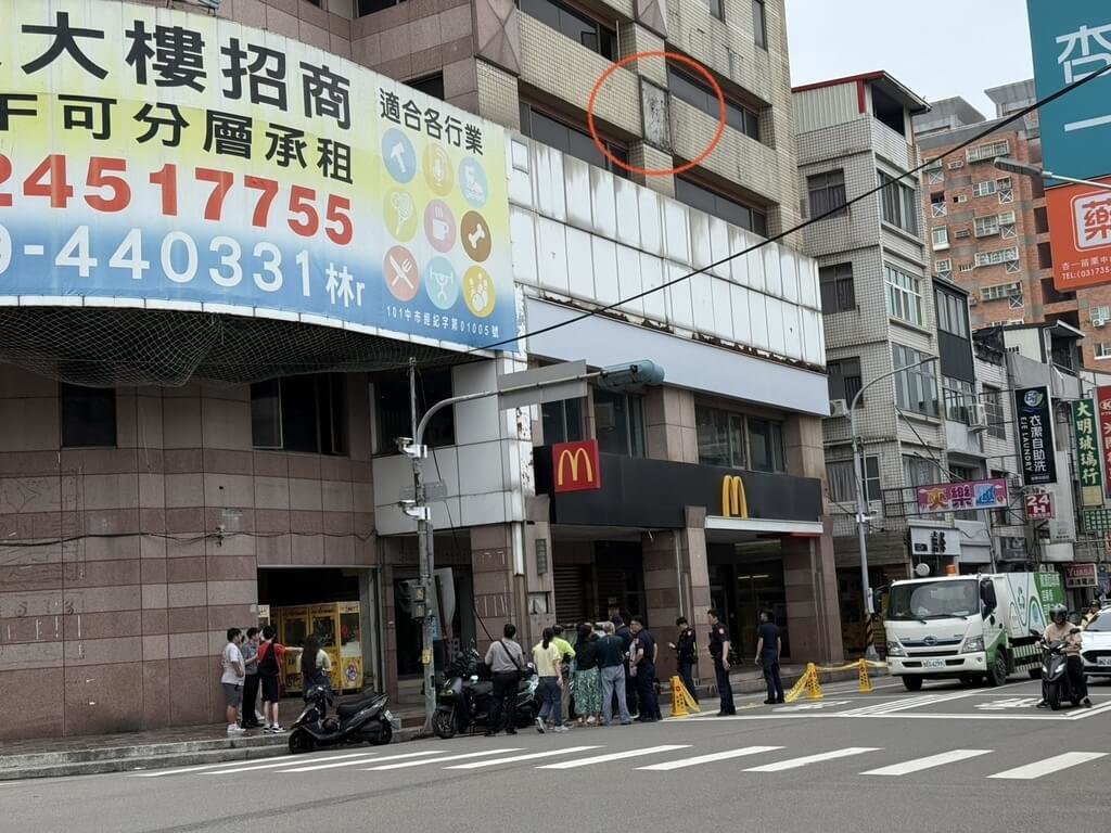 苗栗市鯨友百貨大樓6日中午發生外牆裝飾花崗石崩落（紅圈處）意外，下方停放在路邊的6部機車遭砸中受損，所幸當時無人員經過，未釀傷亡。（民眾提供）中央社記者管瑞平傳真114年6月6日