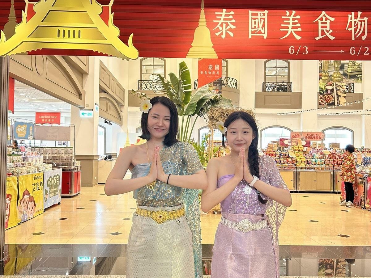 許多女孩到泰國必拍的泰服美照，現在在中友百貨也能體驗。 圖：中友百貨/提供