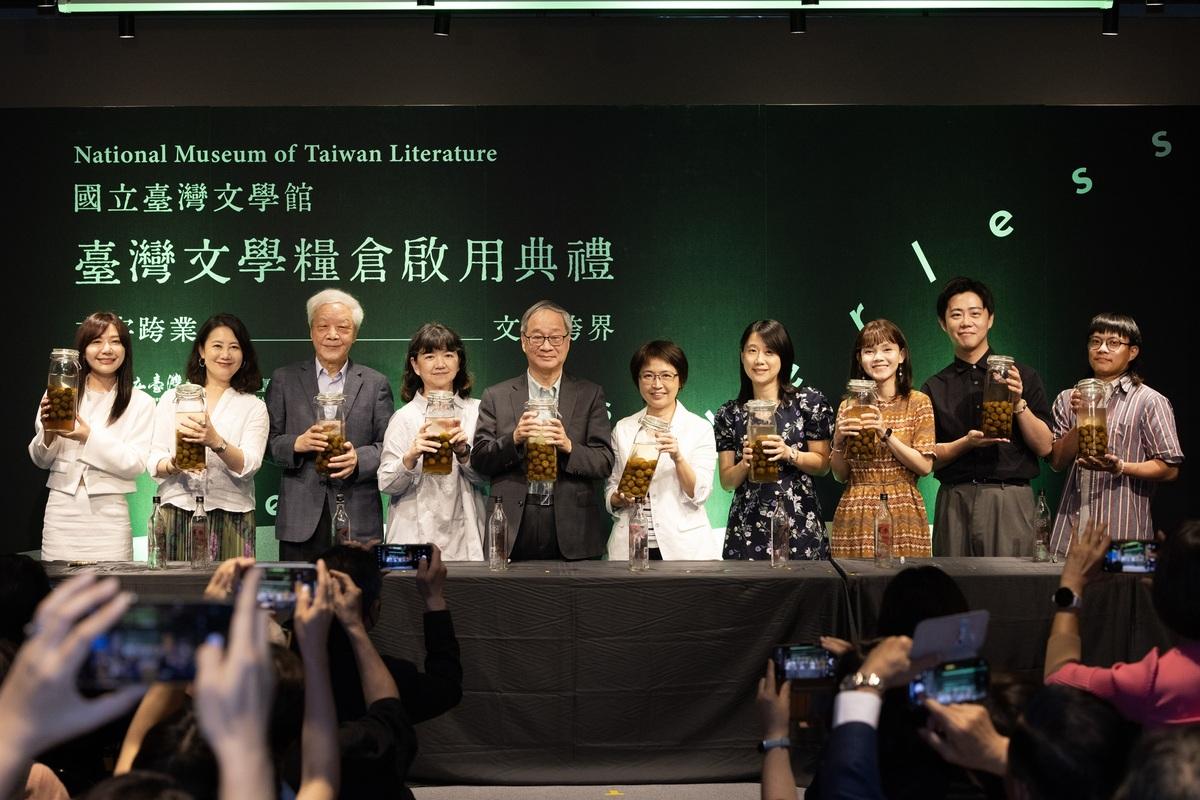 台灣文學糧倉啟用典禮，立委吳沛憶及吳思瑤、國藝會董事長林淇瀁、文化部次長李靜慧、文化部長李遠、國立台灣文學館長陳瑩芳、作家張郅忻、創作者李劭婕、重田誠治、Mojo，一同釀製梅酒，取創作經「時光釀造」的意涵。 圖：文化部提供