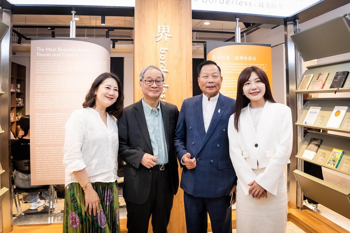 （左起）立委吳思瑤、文化部長李遠、台灣文學糧倉修復團隊忠煌營造吳董事長、立委吳沛憶蒞臨台灣文學糧倉啟用典禮。 圖：文化部提供