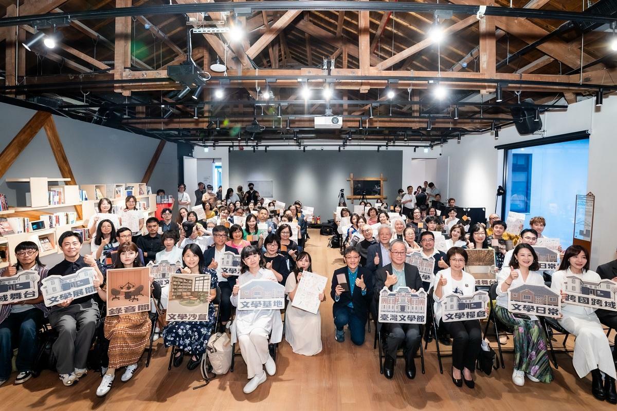 台灣文學糧倉啟用典禮，(前排左起)「新新新文學青年創作實驗計畫」Mojo、重田誠治、李劭婕、張郅忻、文化部李靜慧次長、主持人韓艾婷、譚光磊、文化部長李遠、台灣文學館陳瑩芳館長、立委吳思瑤、吳沛憶。 圖：文化部提供