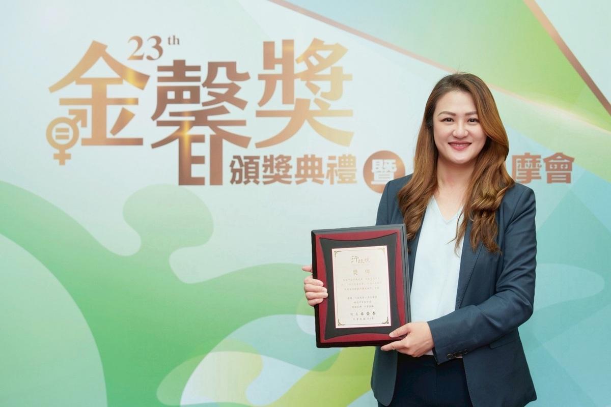 高市觀光局榮獲行政院金馨獎暨性別平等創新獎。 圖：高雄市觀光局/提供