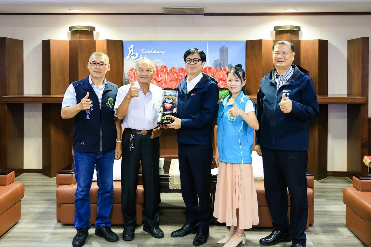 高三大總工會理事長在勞工局長江健興(右)陪同下拜會陳其邁(中)。 圖：高雄市政府提供