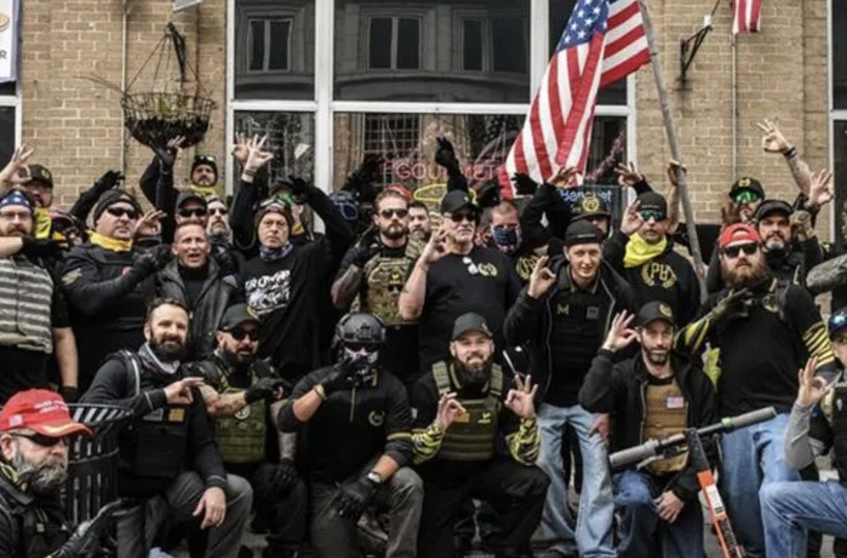 美國極右翼組織「驕傲男孩」（Proud Boys）。 圖：翻攝自 觀察者網
