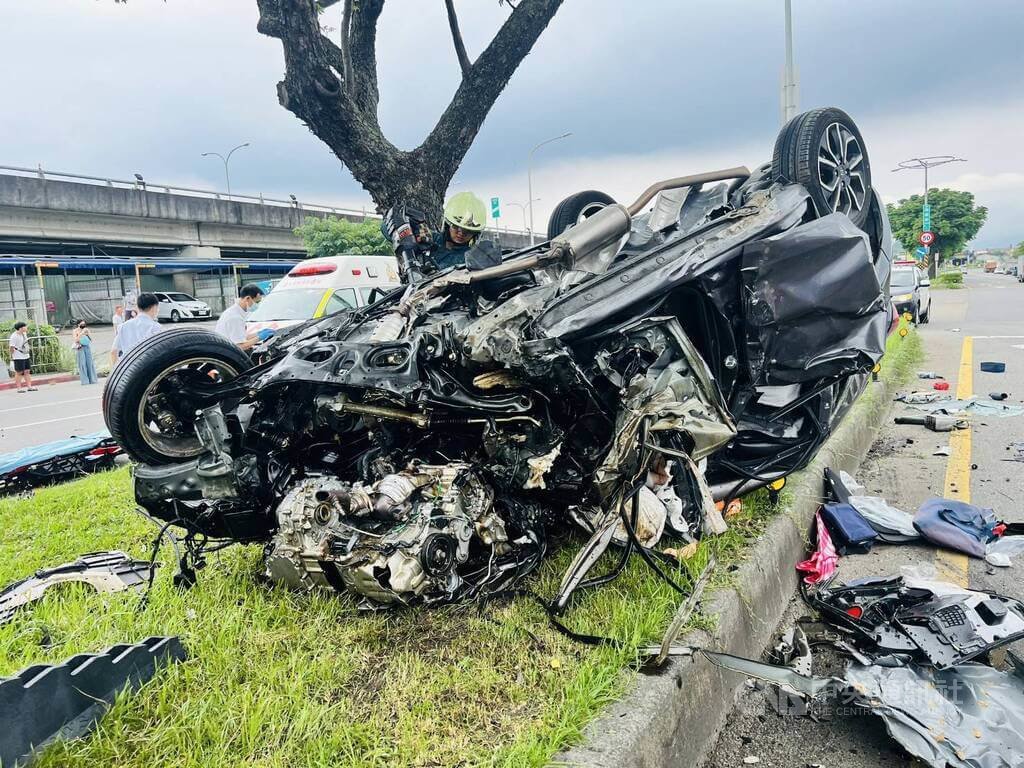 台北市松山區撫遠街附近7日近中午發生車禍，1輛自小客車與遊覽車碰撞，自小客車翻覆，車體嚴重毀損。（翻攝畫面）中央社記者劉建邦傳真  114年6月7日