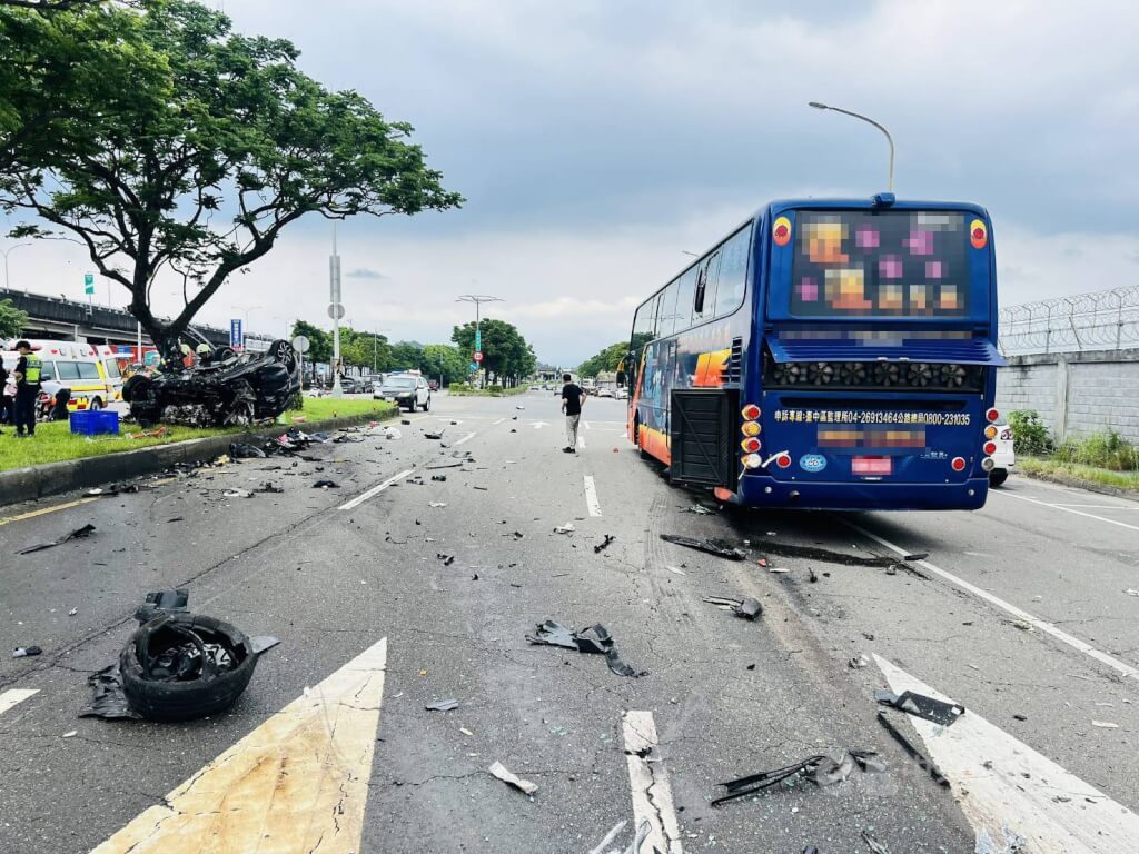 台北市松山區撫遠街附近7日近中午發生車禍，1輛自小客車與遊覽車碰撞，自小客車翻覆，車內2人送醫不治。（翻攝畫面）中央社記者劉建邦傳真  114年6月7日