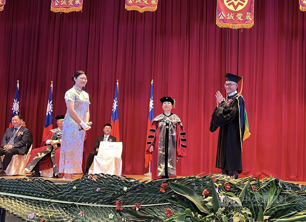 國立台東大學7日在台東市知本校區舉辦畢業典禮，邀請台東中央市場善心賣菜阿嬤陳樹菊（前中）參加，並頒授名譽博士給陳樹菊。 圖：中央社記者盧太城／攝，114年6月7日