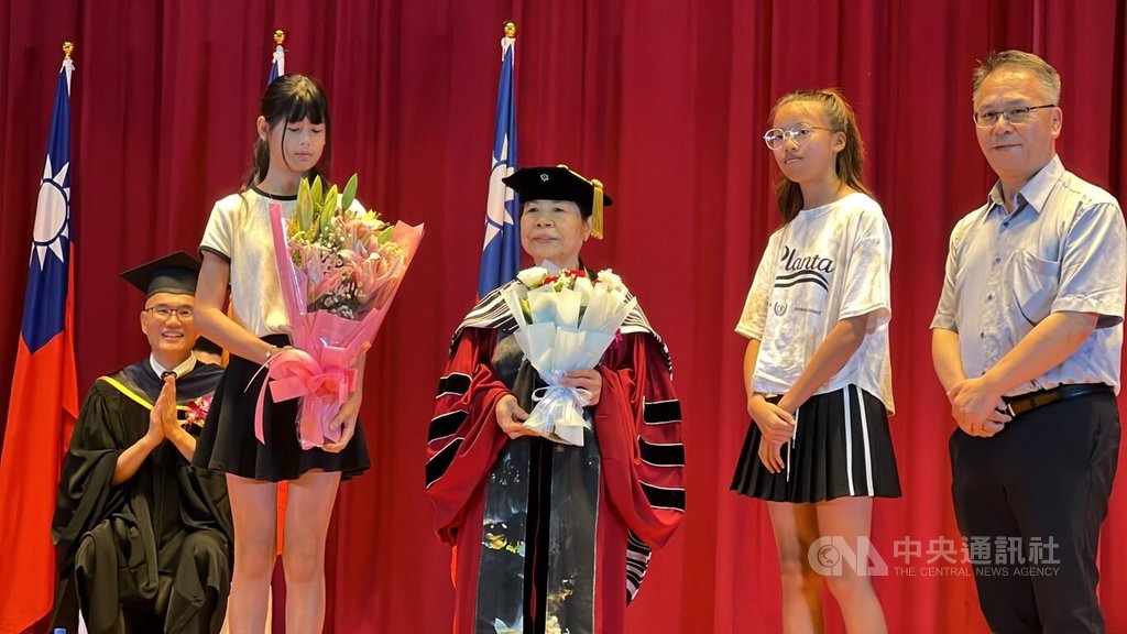 善心賣菜阿嬤陳樹菊（右3）7日獲頒台東大學名譽博士，母校台東市仁愛國小學妹獻花。中央社記者盧太城台東攝  114年6月7日